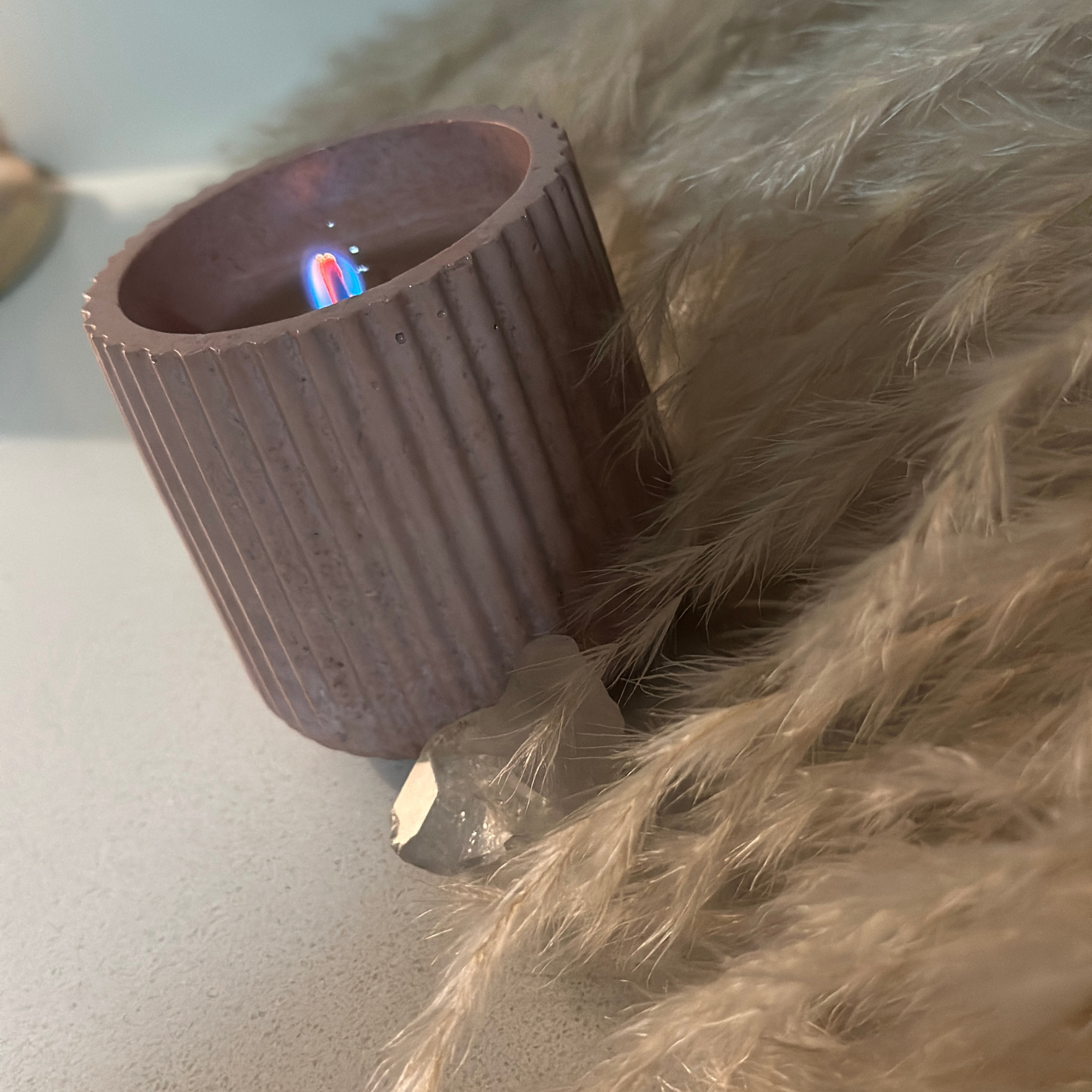 Vela Aromática en Concreto – Diseño Acanalado