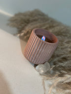 Vela Aromática en Concreto – Diseño Acanalado