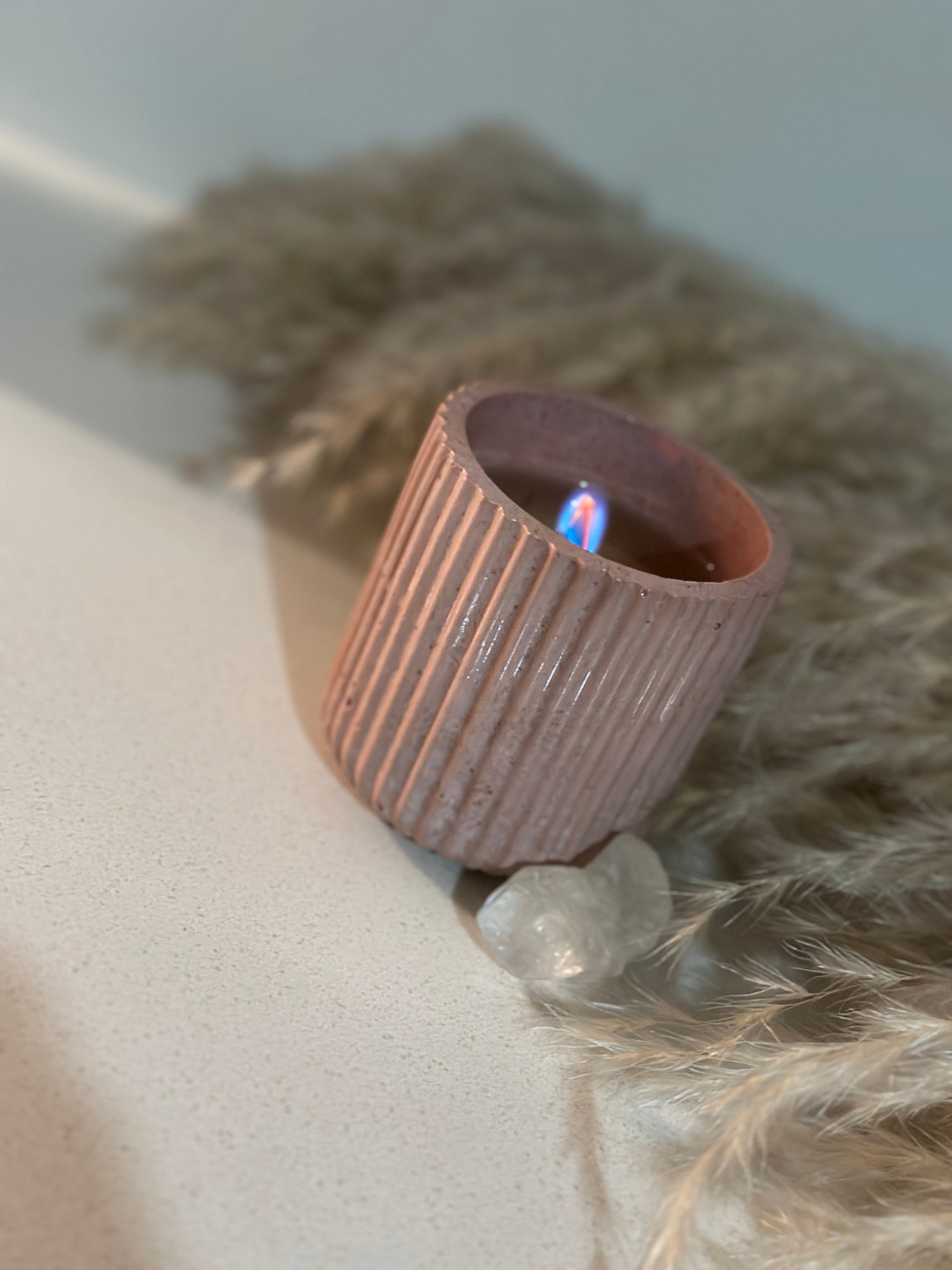 Vela Aromática en Concreto – Diseño Acanalado